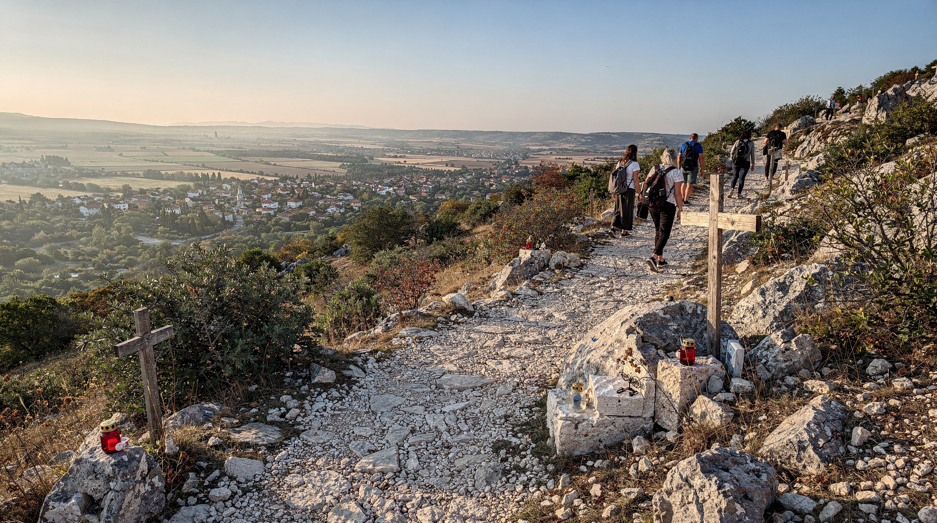El cerro de las Apariciones en Medjugorje — subida a Podbrdo — Podbrdo, el cerro de las Apariciones de Medjugorje: el camino, las estaciones, l