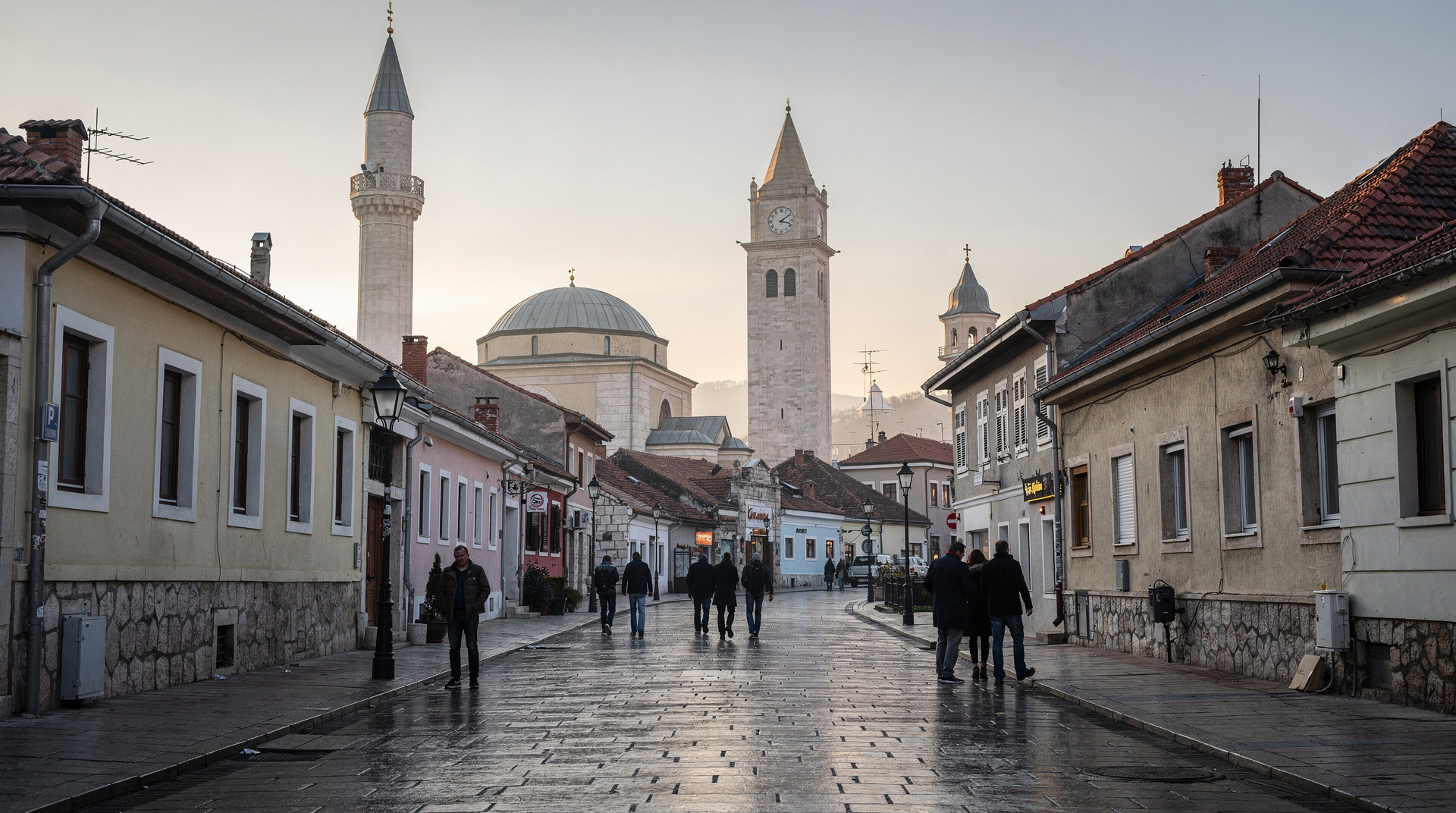 Las cuatro confesiones de Sarajevo — mezquitas, iglesias, sinagoga y catedral — En Sarajevo, una mezquita, una iglesia ortodoxa, una catedral católica y una sin
